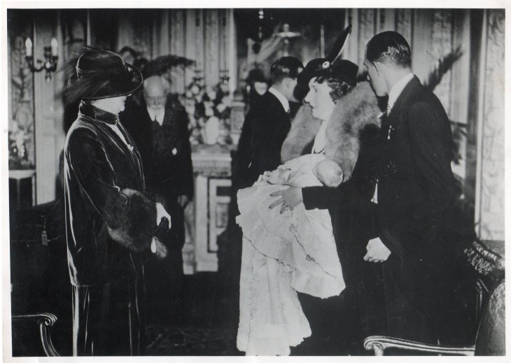 La Reina Victoria mantiene en sus brazos a su nieto el Príncipe D. Juan Carlos el día de su bautizo,