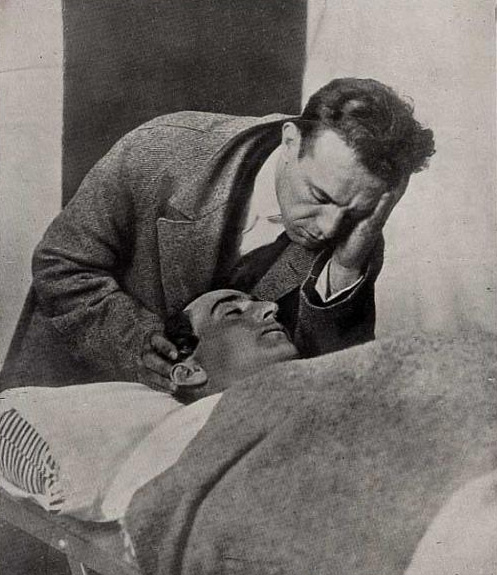 El torero Ignacio Sánchez Mejías llora la muerte de Joselito en la enfermería de la plaza de toros de Talavera de la Reina (Toledo) el 16 de mayo de 1920. 