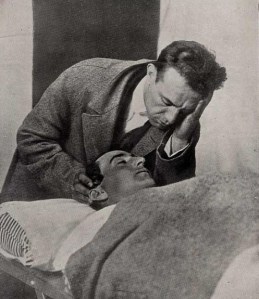 El torero Ignacio Sánchez Mejías llora la muerte de Joselito en la enfermería de la plaza de toros de Talavera de la Reina (Toledo) el 16 de mayo de 1920. 