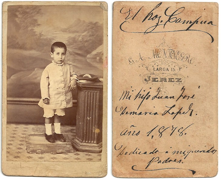 Retrato en cartón fotográfico fechado en 1878 por el estudio de Gervasio Alonso Montenegro en el que figura la siguiente dedicatoria posiblemente escrita por el padre del primer Campúa: "El hoy Campúa. Mi hijo Juan José Demaría López, año 1878 dedicada a mis queridos padres"