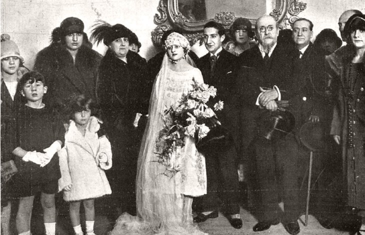 La pareja después de la ceremonia de boda. A la izquierda de la novia Felisa Campúa, madre del fotógrafo. A la derecha del novio el padre de la novia, Eugenio Piñerúa y a su lado José Demaría López "Campúa", el fotógrafo iniciador de la saga