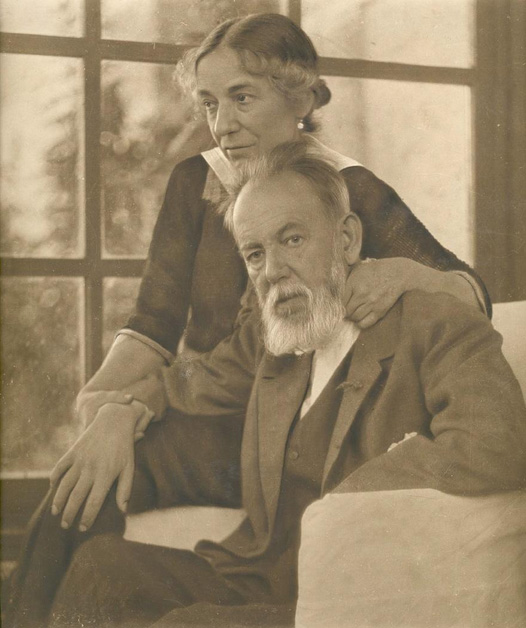 El pie de foto original de Mundo Gráfico decía: El ilustre pintor D. Joaquín Sorolla, con su esposa, en su hotelito de Cercedilla, pocos días antes de su fallecimiento ocurrido el día 10 del actual. 