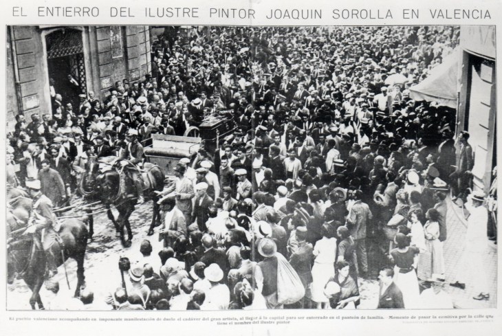 Fotografía de Pepe Campúa publicada en Mundo Gráfico de la comitiva fúnebre de Sorolla a su llegada a Valencia. El pie original dice: "El pueblo valenciano acompañando en imponente manifestación de duelo el cadáver del gran artista al llegar a la capital para ser entregado en el panteón de la familia. Momento de pasar la comitiva por la calle que tiene el nombre del ilustre pintor.