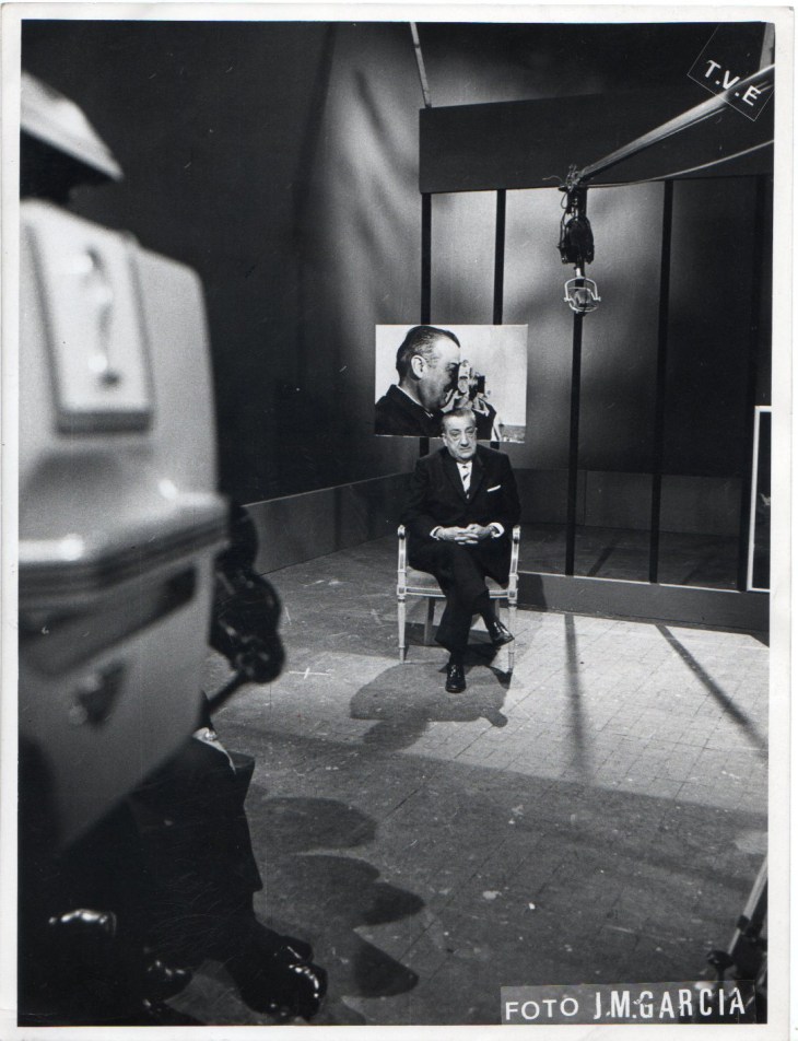 Otra toma de J.M. García durante la entrevista. De fondo un retrato que realizó a Campúa la pionera fotógrafa Joana ("Juanita") Biarnés