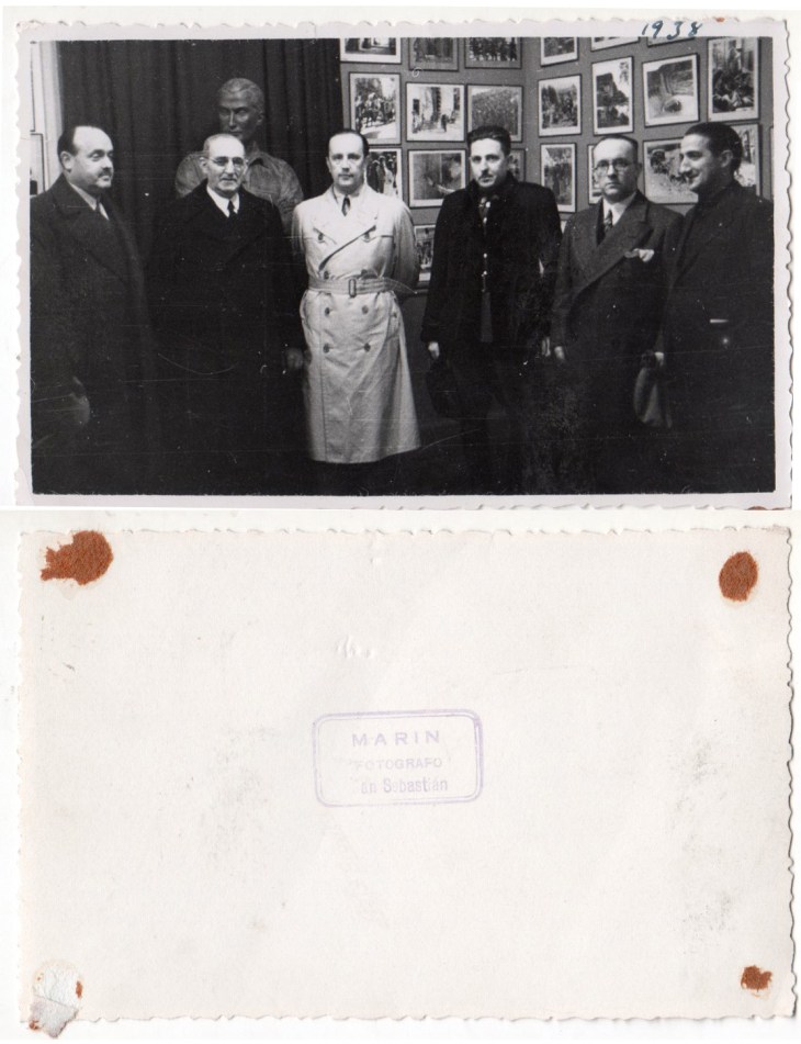 El célebre fotógrafo Marín retrató a Pepe Campúa en San Sebastián con motivo de la exposición de fotografías suyas de la guerra civil española