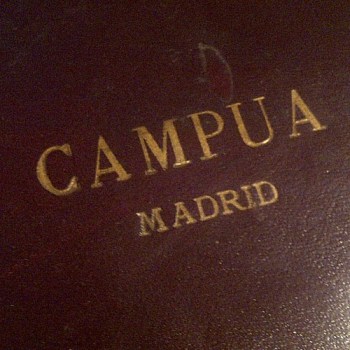 El nombre que hizo célebre a los Campúa, grabado en el estuche de una de sus cámaras de fotos.