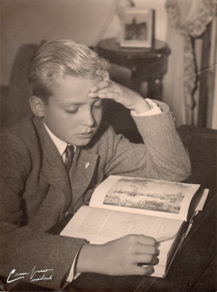 El príncipe Juan Carlos estudiando en Las Jarillas, retratado por Pepe Campúa