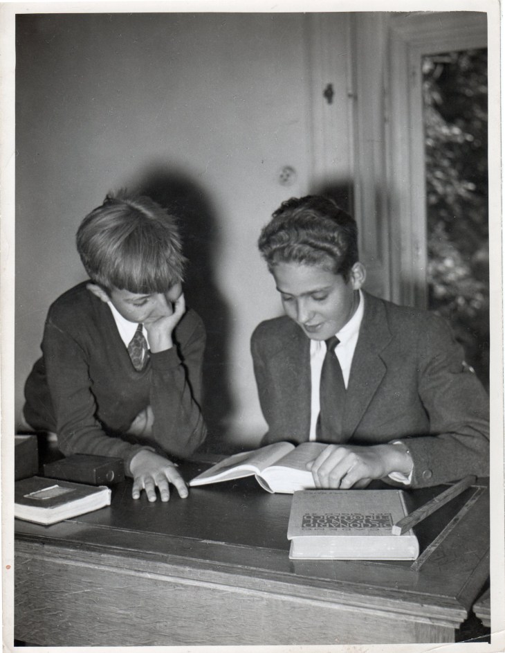 Los infantes Juan Carlos y Alfonso estudiaron en San Sebastián durante los cursos siguientes. Positivado de época de Campúa