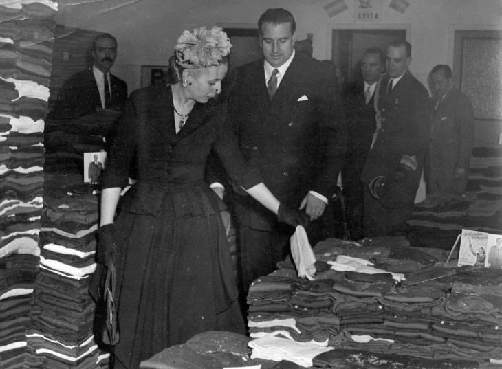 El ministro Martín-Artajo visitó junto con Evita Perón diversas entidades benéficas en Buenos Aires. Como en este instante de la visita, retratado por la cámara de Pepe Campúa.