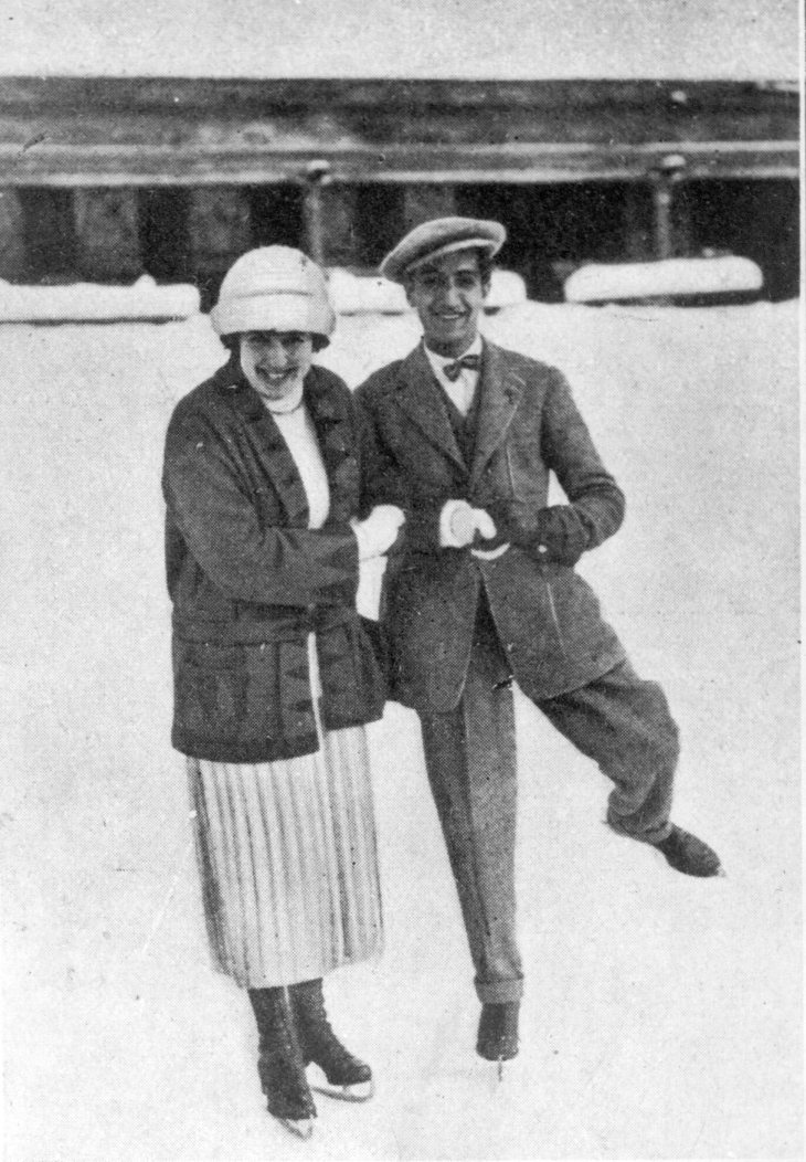 El pie original de la foto, publicada en Mundo Gráfico, señalaba: "Nuestro compañero Pepe Campúa, patinando sobre la nieve en Davos con una linda deportista"