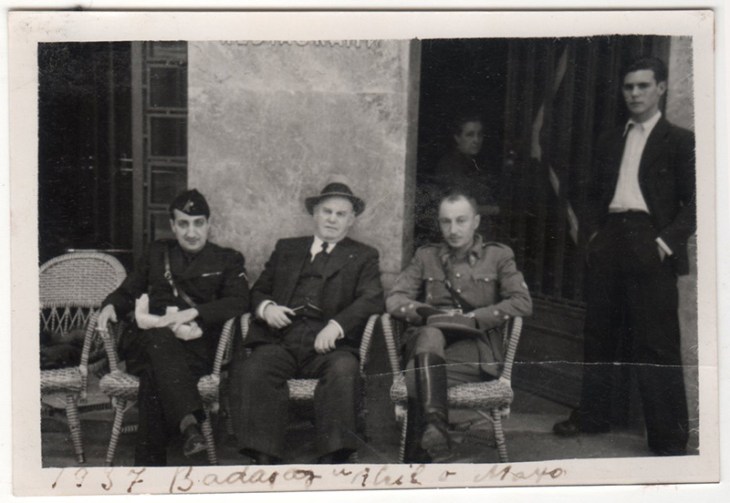 Para realizar el trabajo de reportero de guerra unas veces hacía falta disfrazarse de sindicalista de la CNT y otras vestir el uniforme falangista. En esta imagen aparece Pepe Campúa a la izquierda en Badajoz en abril o mayo de 1937