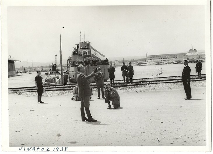Tras la toma de Vinaroz, Pepe Campúa retrata a Franco en el puerto de dicha ciudad valenciana en mayo de 1938