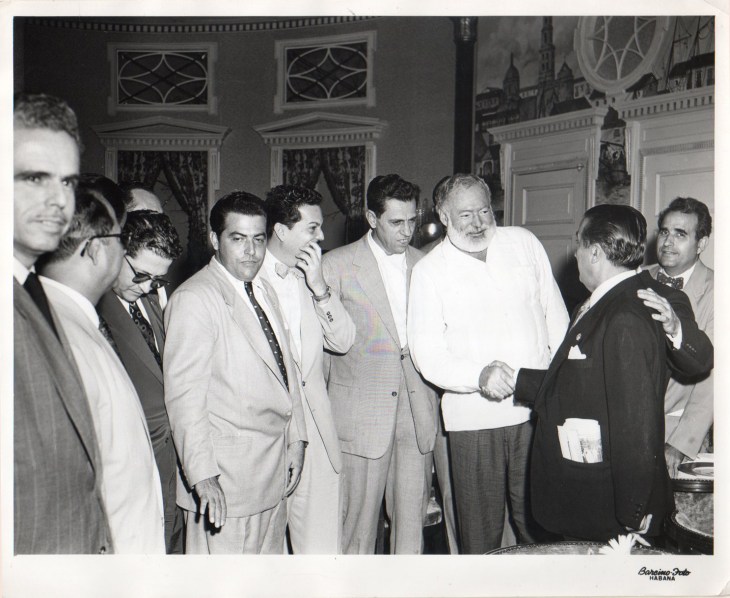 Pepe Campúa da la mano al gran escritor en el encuentro de Ernest Hemingway con los fotógrafos que acudieron al Congreso Internacional en La Habana