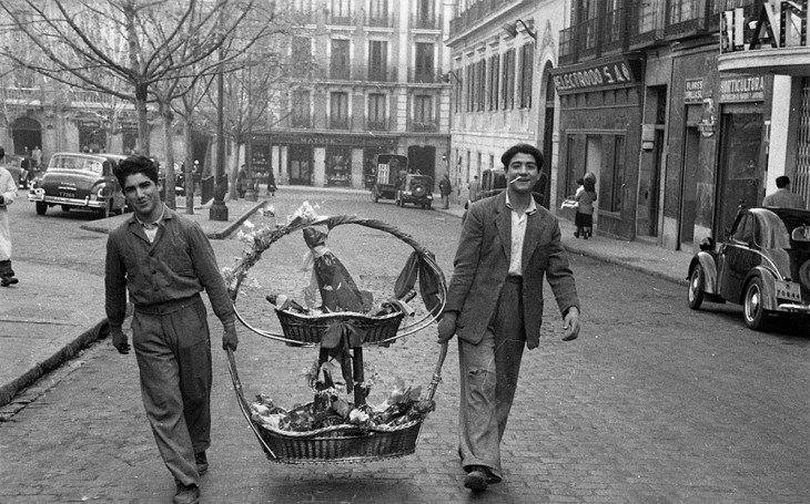 Cargando una cesta de Navidad, reportaje sobre puestos navideños, 19 de diciembre de 1951