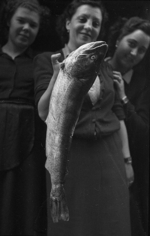 Empleadas con una trucha de 4 kilos y medio en el Bar El Puchero, el 8 de mayo del 49