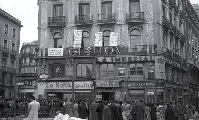 Los periodistas y la gente se arremolinaba en torno al edificio de Doña Manolita en para ir viendo los números premiados. Foto de Campúa tomada el 22 de diciembre de 1950
