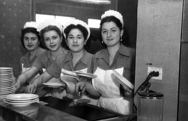 Camareras en la apertura de los nuevos locales del bar California, el 14 de febrero de 1951
