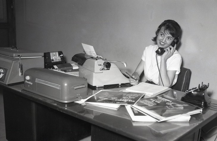 Secretaria de las oficinas de la RCA en Madrid, fotografiada por Campúa el 29 de enero de 1958