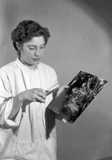 Fotografía sin fechar de una mujer trabajando como empleada en el estudio de Campúa