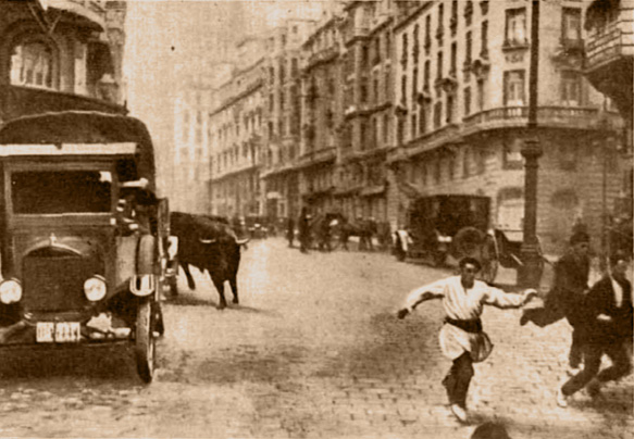 Foto publicada en la revista Nuevo Mundo con el pie: "El toro escapado en el momento de aparecer en la Gran Vía, donde fue muerto por Fortuna"
