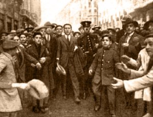 Fotografía publicada en Nuevo Mundo con el pie: "Fortuna, aclamado por la multitud, momentos después de su valerosa hazaña"