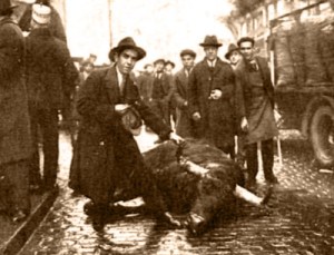 Fotografía publicada en Nuevo Mundo con el pie: "El toro que, con exposición de la vida, mató Fortuna, evitando con ello una verdadera catástrofe"