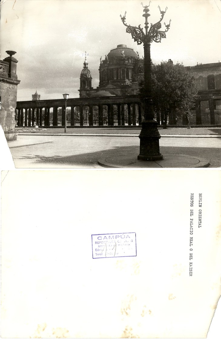 Fotografía con la siguiente leyenda en el reverso: "Berlín Oriental, restos del Palacio Real o del Kaiser", con sello del estudio de Campúa en Bárbara de Braganza (con lo cual fue positivado a partir de 1949, año en la que el fotógrafo empieza a trabajar en esta sede)