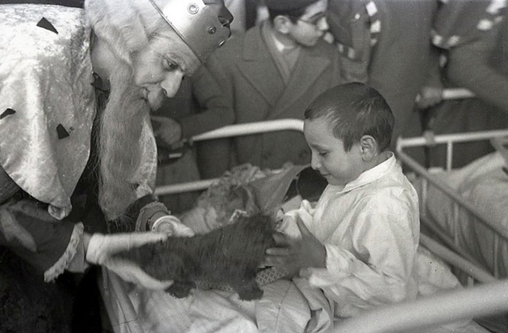 Reparto de juguetes a los niños del Asilo San Rafael, fotografiado por Campúa el 6 de enero de 1951