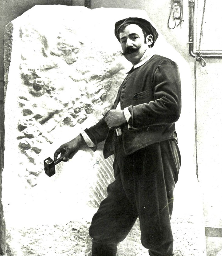 Retrato realizado por José Luis Demaría Vázquez, Campúa padre, al escultor Mariano Benlliure. Se publicó en febrero de 1914 en La Esfera con el pie de foto: "Benlliure trabajando en su estudio sobre una obra en mármol"