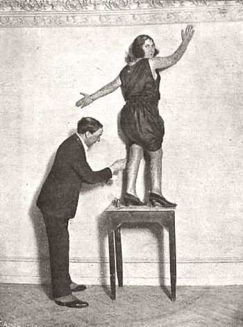 Mariano Benlliure y Tuero, hijo del escultor, retratado por Pepe Campúa. En la imagen publicada en Nuevo Mundo en 1922 un irónico pie de foto afirma: "Mariano Benlliure y Tuero, fatigado por las deliberaciones a que obliga su cargo, descansa poniendo su mano en un tatuaje comenzado por Moya"