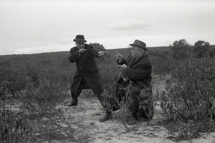 José Demaría Vázquez "Campúa" a la izquierda junto a otro fotógrafo de prensa durante una cacería en El Pardo en 1964. Los fotógrafos de prensa también tenían tiempo de ironizar sobre la actividad cinegética durante estos eventos