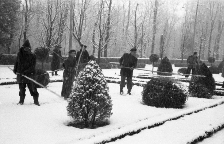 Empleados municipales mitigando los efectos de la nieve en El Retiro en enero de 1952