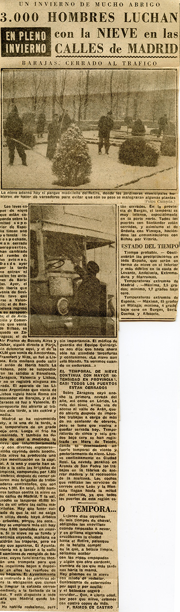 Fotografía publicada en el diario Informaciones en la crónica de la nevada en Madrid, que reseñaba cómo los jardineros municipales hubieron de hacer de vareadores para evitar que con su peso se malograran algunas plantas.