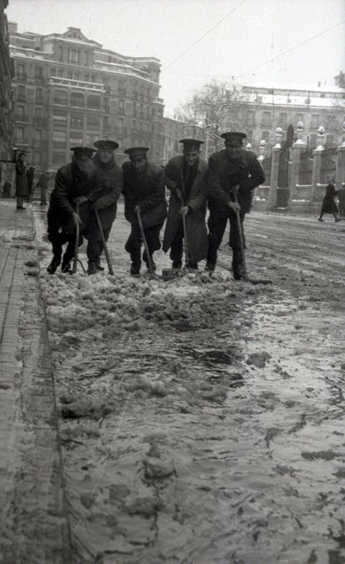 Barrenderos retirando la nieve en la calle Bárbara de Braganza, junto al estudio de Campúa, retratados por su cámara el 13 de enero de 1952