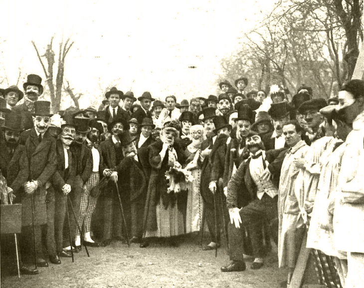 Fotografía de José Demaría López, "Campúa" padre, publicada en Nuevo Mundo el 7 de marzo de 1919. En su pie figura: "Mascarada original: los alumnos de la escuela de arquitectura disfrazados y caracterizados de personajes políticos, literarios y artísticos que celebraron el domingo de Carnaval el acto de colocar la primera piedra para el futuro edificio de la Escuela de Arquitectura