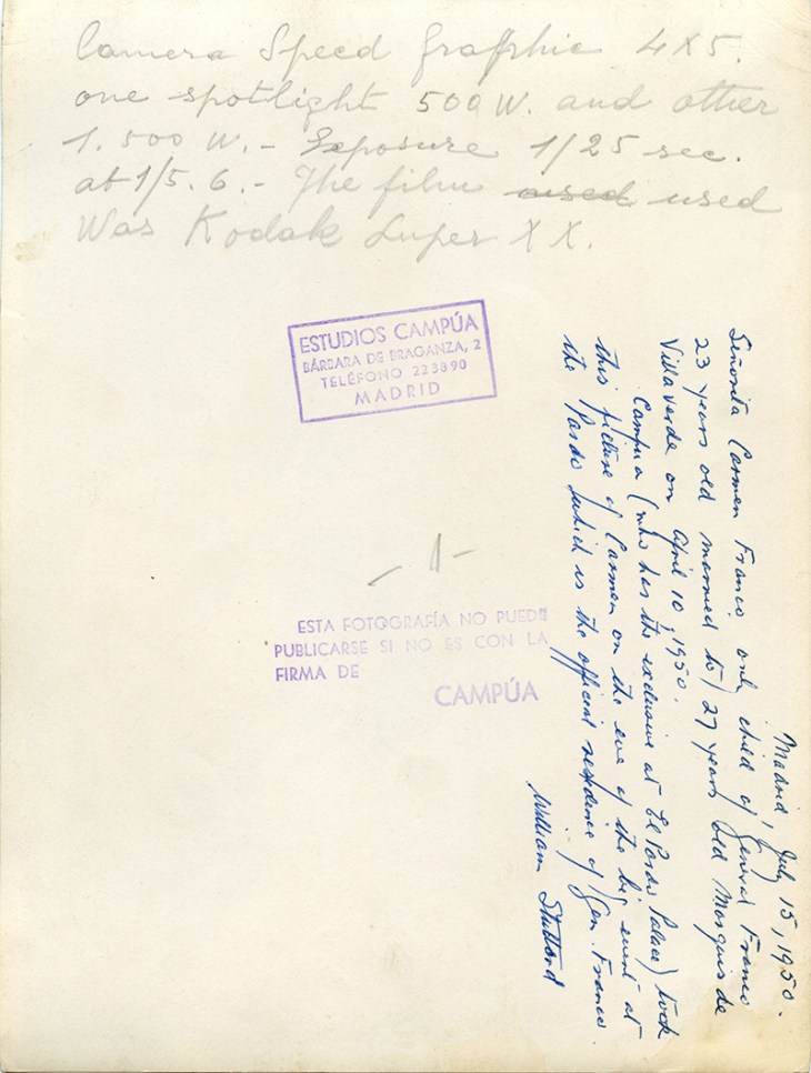 Anverso y reverso de una fotografía de Carmen Franco y Polo en la víspera de su boda, posando con su traje de novia en exclusiva para el fotógrafo Campúa. Se conserva el pie original en inglés en el que detalla la edad de los novios y que fue tomada en la residencia oficial del General Franco. La foto lleva, además de los sellos de Campúa, la firma del agente de prensa internacional William Stuttord