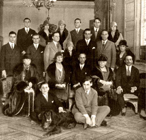 Fotografía publicada el 26 de diciembre de 1928 en Mundo Gráfico con el siguiente pie: SS.MM. los Reyes Don Alfonso, Doña Victoria y Doña María Cristina, SS.AA.RR. el Príncipe de Asturias y los Infantes D. Jaime, D. Juan, D. Gonzalo, las Infantas Doña María Crsitina, doña Beatriz, doña Isabel, doña Luisa y los Infantes D. Fernando y D. Alfonso, con sus hijos,en el Real Palacio de El Pardo, donde se reunieron con el Príncipe de Asturias para solemnizar con una comuda familiar el Santo de S.M. la Reina Doña Victoria. Esta fotografía ha sido obtenida exclusivamente para Mundo Gráfico por nuestro compañero Sr. Campúa. La imagen apareció también en las páginas de La Esfera el 29 de diciembre de 1928
