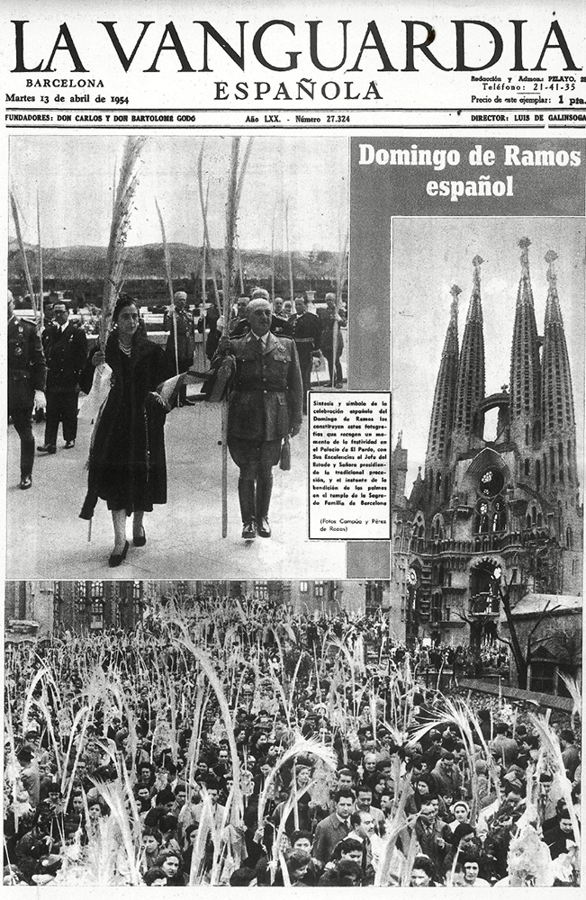 Portada de La Vanguardia el 13 de abril 1954 que informa de la celebración del domingo de ramos en el Palacio del Pardo con foto de Campúa