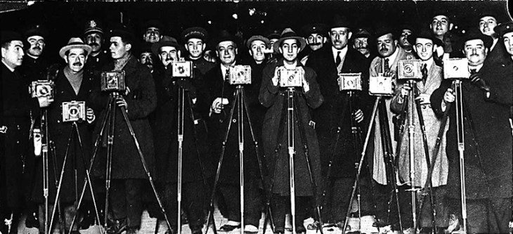 Crisis en la puerta de palacio. Foto © Alfonso Sánchez Portela (Archivo Fotográfico Alfonso), VEGAP, Madrid, 2014.