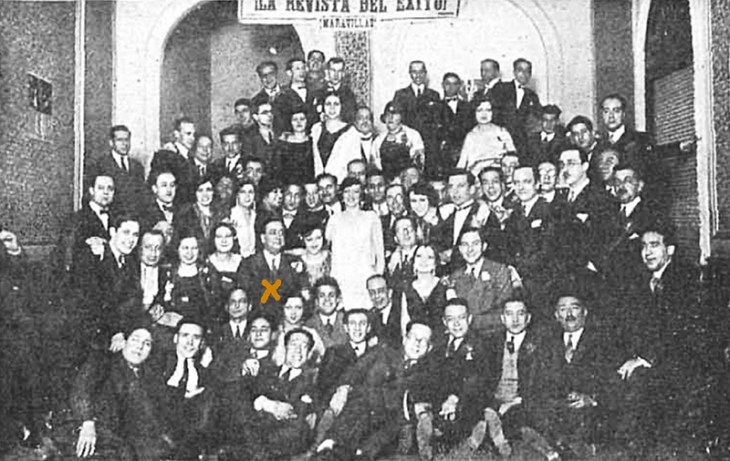 Foto de Díaz Casariego, publicada en Mundo Gráfico el 27 de abril de 1928. El pie señala: Los autores de la revista "Noche loca", Sres. Campúa, Vela y maestro Alonso, con algunos de los concurrentes a la fiesta celebrada en Romea con motivo del creciente éxito de aquella revista que se acerca ya a las doscientas representaciones. 