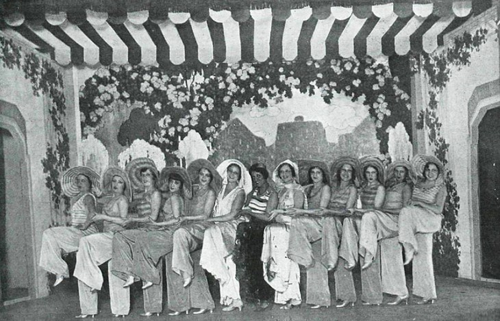 Fotografía publicada en La Esfera el 6 de diciembre de 1930. El pie original señala: El número de "Los pijamas" uno de los más sugestivos de la revista "¡Me acuesto a las ocho!" original de Vela, Campúa y el maestro Alonso, estrenada con gran éxito en el Teatro Romea. 