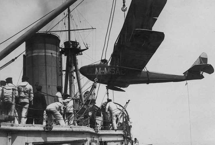 Momento del salvamento del avión. El pie de foto original de Mundo Gráfico señalaba: El hidroavión pilotado por el capitán Franco y en el que iba nuestro querido compañero Campúa, que cayó al mar por efecto de una avería, siendo salvado por las tripulaciones del "Bustamante" y el "Alfonso XIII".