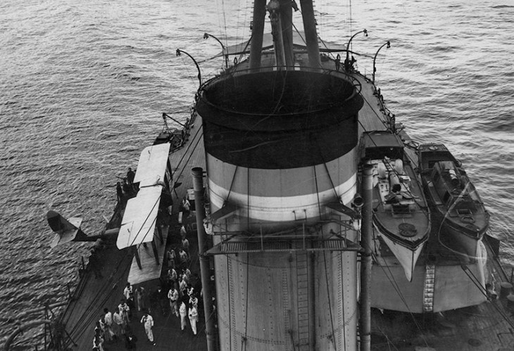 Otra vista desde mayor altura del salvamento del avión accidentado. El pie de foto original señalaba:  El hidroavión en que volaban sobre el campo enemigo de Alhucemas a mil setecientos metros de altura, el capitán Franco y nuestro compañero Campúa, al ser recogido por el "Alfonso XIII" cuya tripulación acudió en el auxilio de los náufragos.