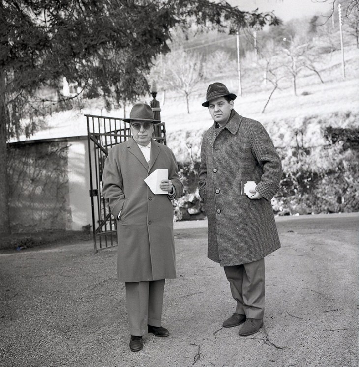 Marino Gómez-Santos entregándole a Chaplin la carta de Edgar Neville en Le Corsier en febrero de 1964, fotografiados por Campúa
