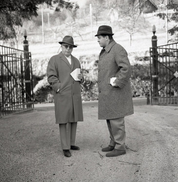 Marino Gómez-Santos entregándole a Chaplin la carta de Edgar Neville en Le Corsier en febrero de 1964, fotografiados por Campúa