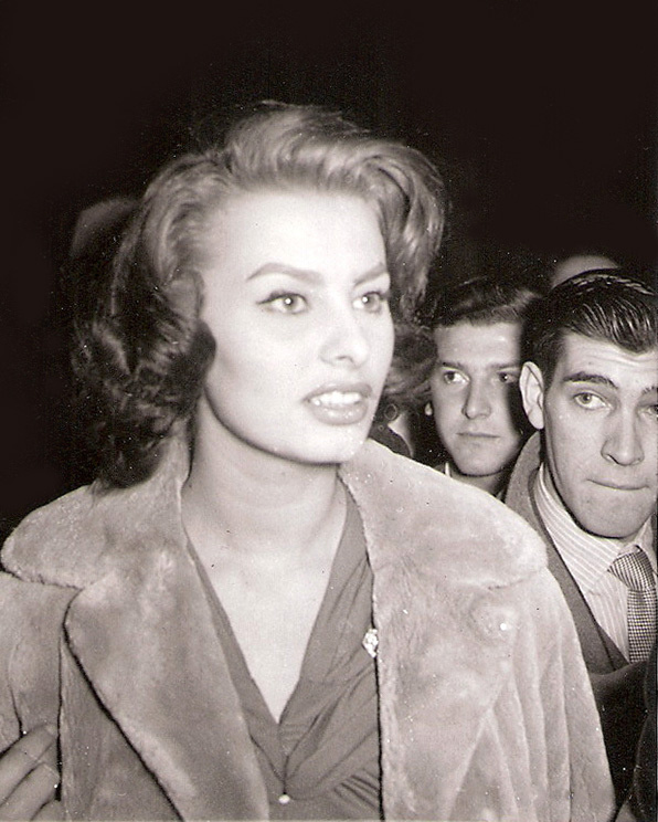 Sofía Loren retratada por Campúa en febrero de 1956 a su llegada al aeropuerto de Madrid