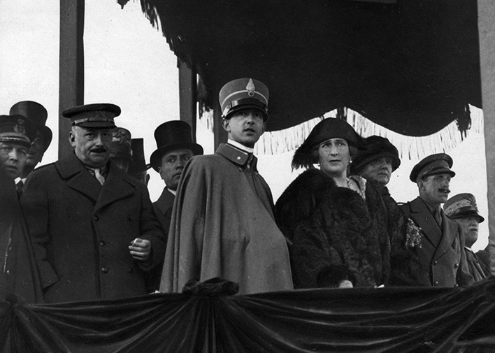 Fotografía de Campúa publicada en La Esfera el 1 de diciembre de 1923 con el siguiente pie:SS. MM. los Reyes de Italia y España, el Príncipe heredero y  Mussolini y Primo de Rivera en las maniobras militares de los señores Centocelle.