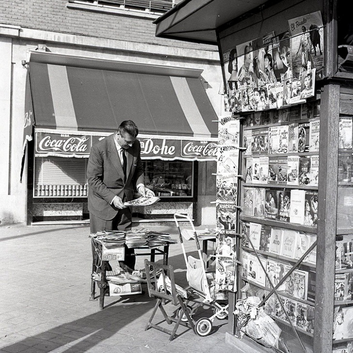 El ex coronel nazi Otto Skorzeny en un kiosko de prensa en Madrid. Foto realizada por Campúa en 1958