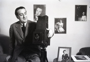 José Demaría Vázquez "Campúa" en su estudio en los años 40