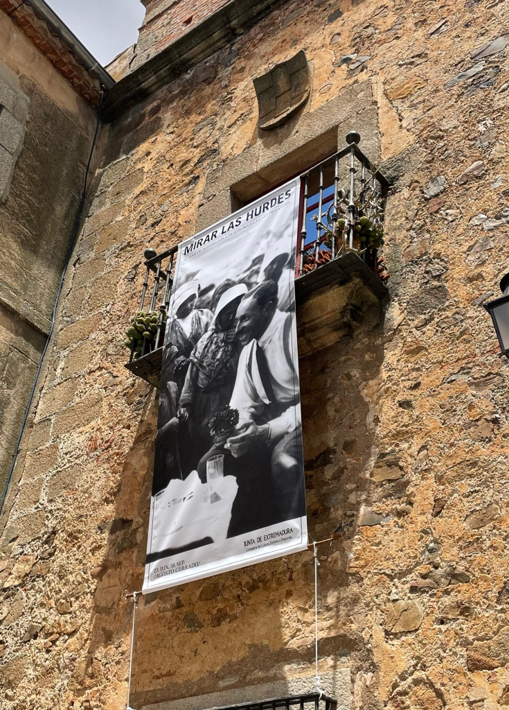 Horarios e información práctica. 
Banderola de la exposición "Mirar Las Hurdes. El viaje de Alfonso XIII a través de la cámara de Campúa"